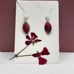 handgemaakte oorbellen met echte rode bloem in zilverkleurige hanger