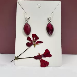 handgemaakte oorbellen met echte rode bloem in zilverkleurige hanger