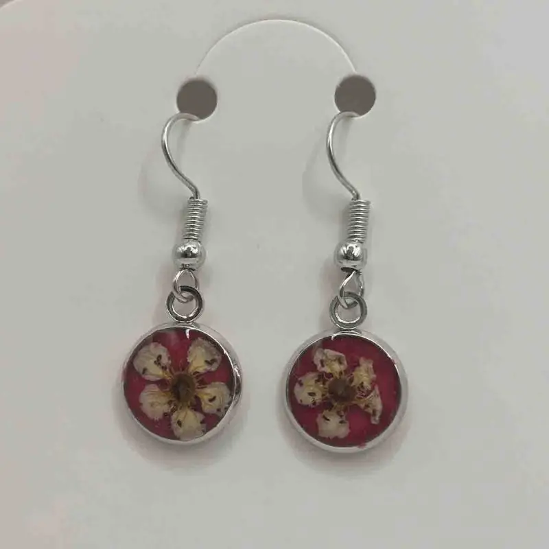 Red background epoxy earring with dried flowers