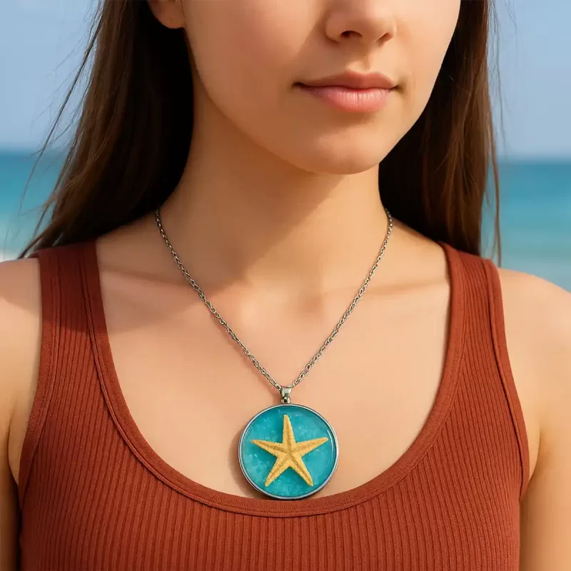 Handgemaakte zeester ketting met blauwe epoxy resin hanger en zwarte koord