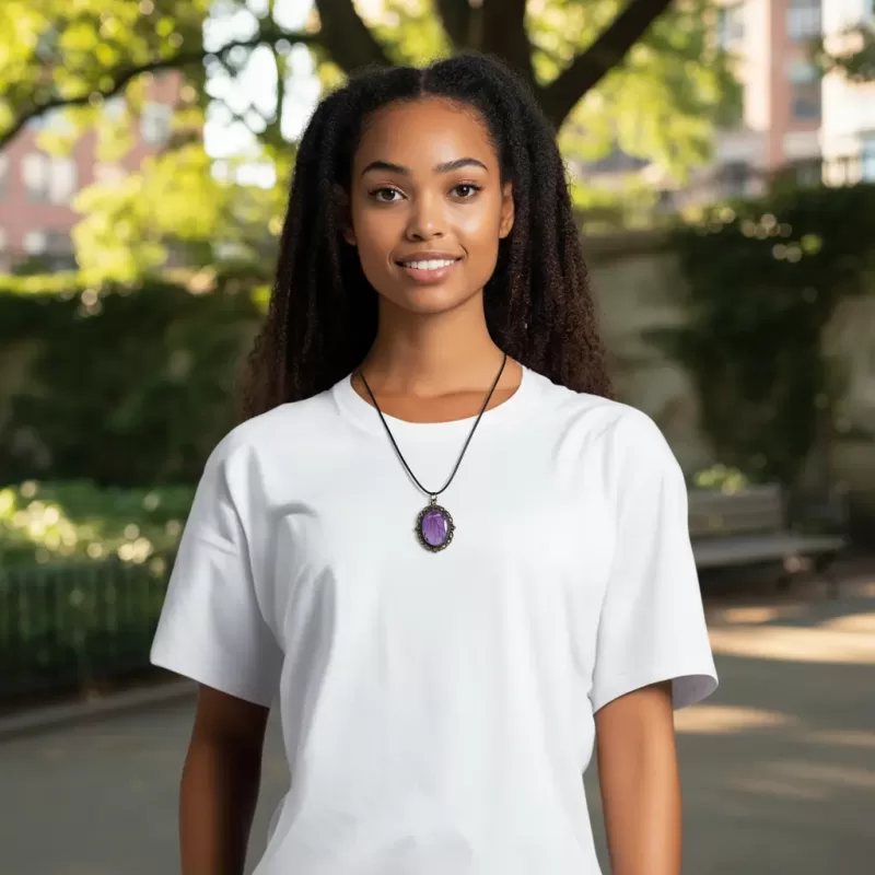 Ovale vintage hanger met paarse bloem aan zwart koord