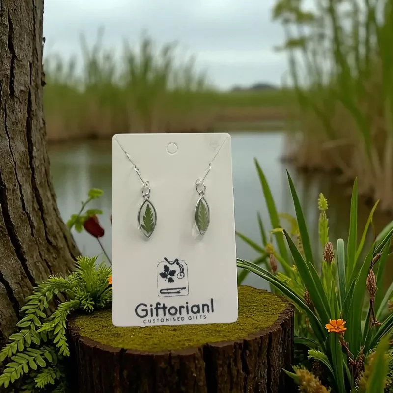 Close-up van handgemaakte botanische varen oorbellen