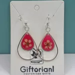 Zilveren oorbellen met druppelvorm en echte geperste bloem