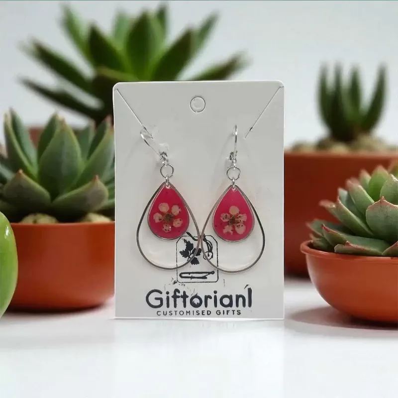 Rode bloemen oorbellen van hars en staal