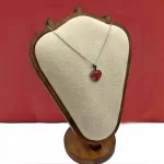 Uniek stalen sieraad, hartvormig, bloemen in glasheldere hars