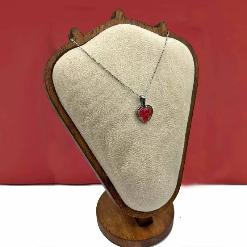 Uniek stalen sieraad, hartvormig, bloemen in glasheldere hars