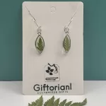 Zilveren oorbellen met geperste varen in ovale hanger