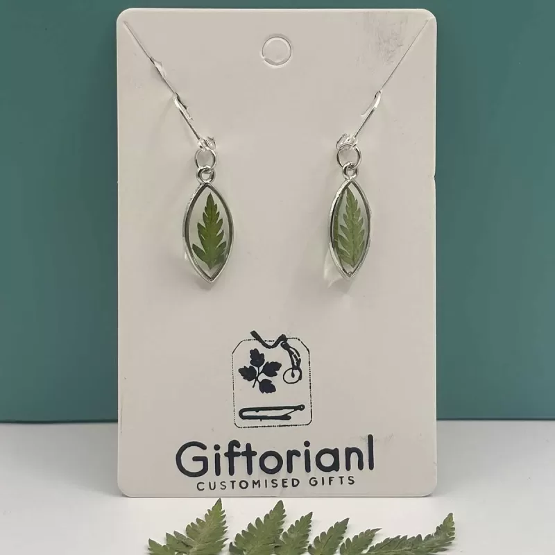 Zilveren oorbellen met geperste varen in ovale hanger