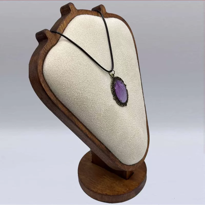 Close-up van paars bloemblad in hars, vintage sieraad