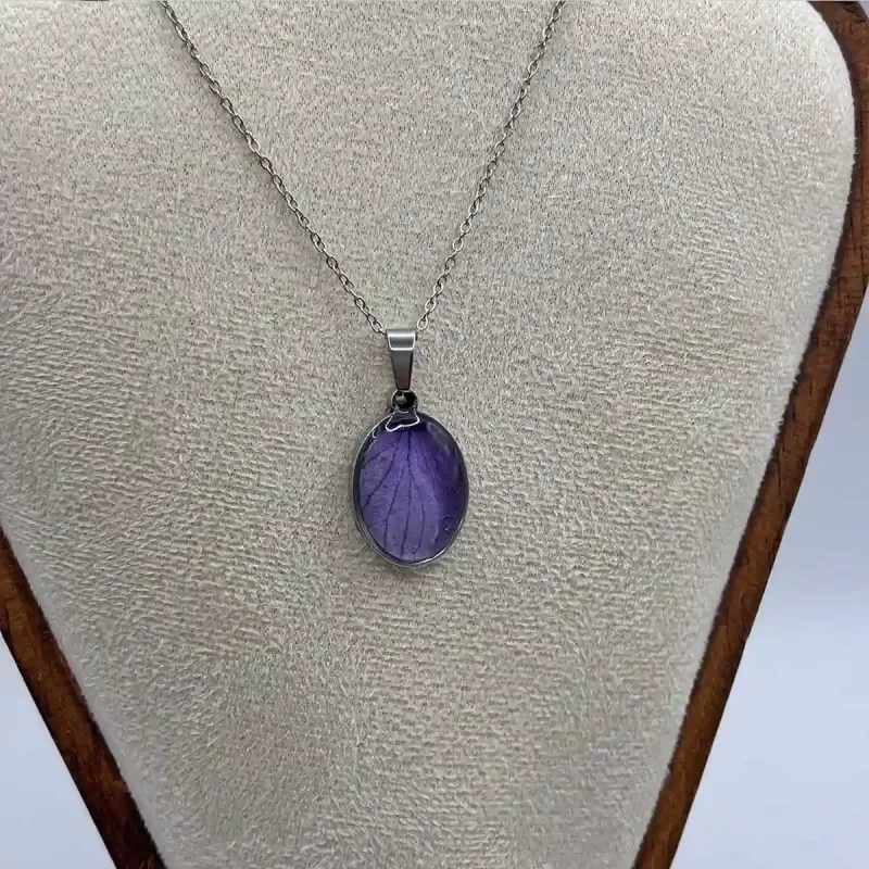 Stalen ketting met botanische paarse bloem in hars