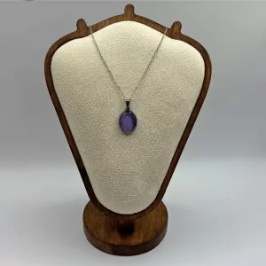 Ovale stalen hanger met paars bloemblad in hars