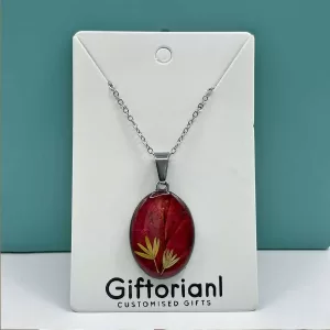 Zilverkleurige stalen ketting met rode en gele geperste bloemen