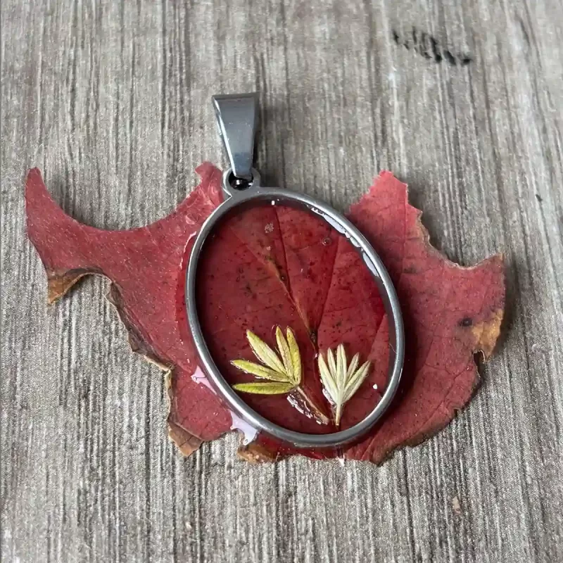 Stalen ketting met bloemen als ideaal cadeau voor haar