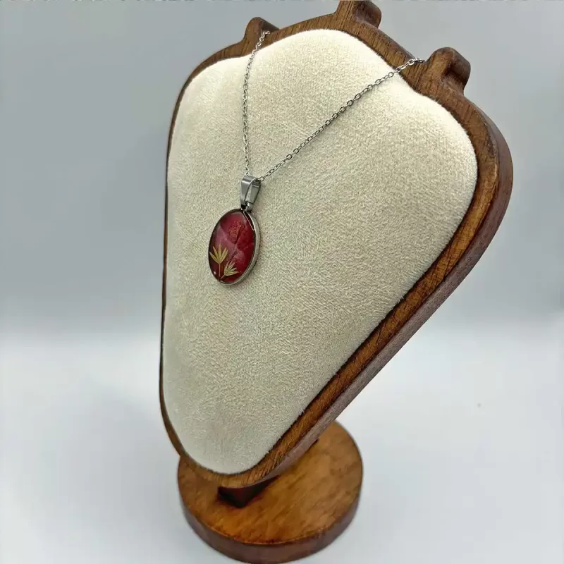 Zilverkleurige stalen ketting met rode en gele geperste bloemen