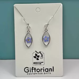 Zilverkleurige markiesvormige oorbellen met blauw vergeet-mij-nietje.