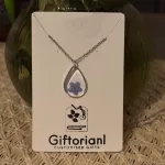 Handgemaakte druppel ketting met een blauw vergeet-mij-nietje in epoxyhars, op een Giftoria kaartje.