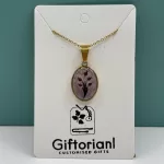 Handgemaakte tulpen ketting met ovale goudkleurige hanger en rood tulpdesign op witte kaart.