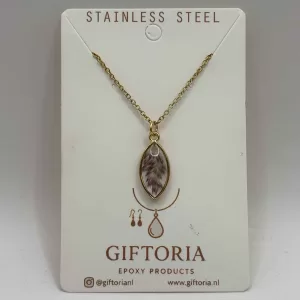 Valentijnscadeau ketting met goudkleurige marquise hanger en droogbloemen op Giftoria kaart.