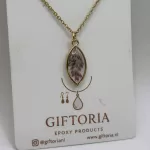 Valentijnscadeau ketting met goudkleurige marquise hanger gedragen rond de hals.