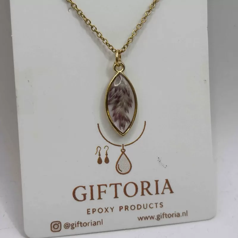 Valentijnscadeau ketting met goudkleurige marquise hanger gedragen rond de hals.