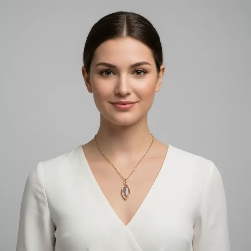 Cadeauklaar valentijnscadeau ketting met goudkleurige hanger op Giftoria kaart.