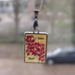 Handgemaakte personaliseerbare roze bessen hanger epoxy roestvrij staal ketting
