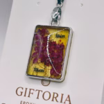 Close-up personaliseerbare roze bessen epoxy gedroogde bloemen