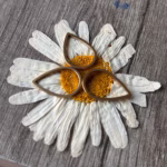 Gele Kamille Hanger op Gouden Ketting Gele kamille epoxy hanger gouden stainless steel ketting