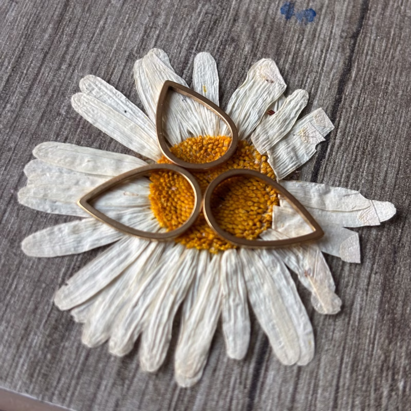 Gele kamille epoxy hanger gouden stainless steel ketting