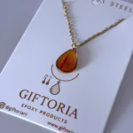 Close-up oranje druppel epoxy hanger gedroogde bloemen