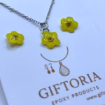 Close-up gele bloem epoxy sieraden gedroogde bloemen