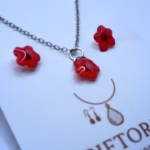 Detail Rode Epoxy Bloemen Sieraden Set Close-up rode bloem epoxy sieraden gedroogde bloemen